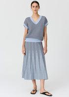 POL Clothing :The Evlyn Knit Skirt is the latest version of a favourite style for us, featuring a midi length full silhouette in breathable linen/cotton.
-Ribbed elastic waist - pull on style.
-Slim fit over the hips, before flaring into a full skirt silhouette.
-Style back with the Evlyn Knit Top.
-55% Linen / 45% Cotton.