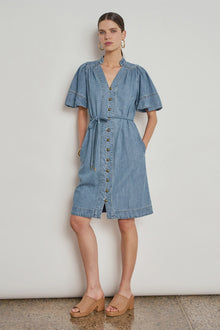Zoe Kratzmann Honor Dress - Denim, Softened

Denim with a softer point of view. The Zoe Kratzmann Honor Dress balances the structure of dark denim with feminine volume and an effortless, off-the-body silhouette.