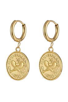 PĀMU Penelope huggies are a unique fusion of contemporary style and New Zealand heritage. Drawing inspiration from a cherished part of New Zealand's past, these earrings beautifully incorporate the design of the iconic threepence coin, which circulated from 1933 to 1936. Crafted with meticulous attention to detail, these Huggies earrings showcase the threepence coin's intricate motifs.