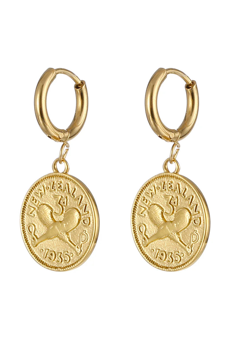 PĀMU Penelope huggies are a unique fusion of contemporary style and New Zealand heritage. Drawing inspiration from a cherished part of New Zealand's past, these earrings beautifully incorporate the design of the iconic threepence coin, which circulated from 1933 to 1936. Crafted with meticulous attention to detail, these Huggies earrings showcase the threepence coin's intricate motifs.