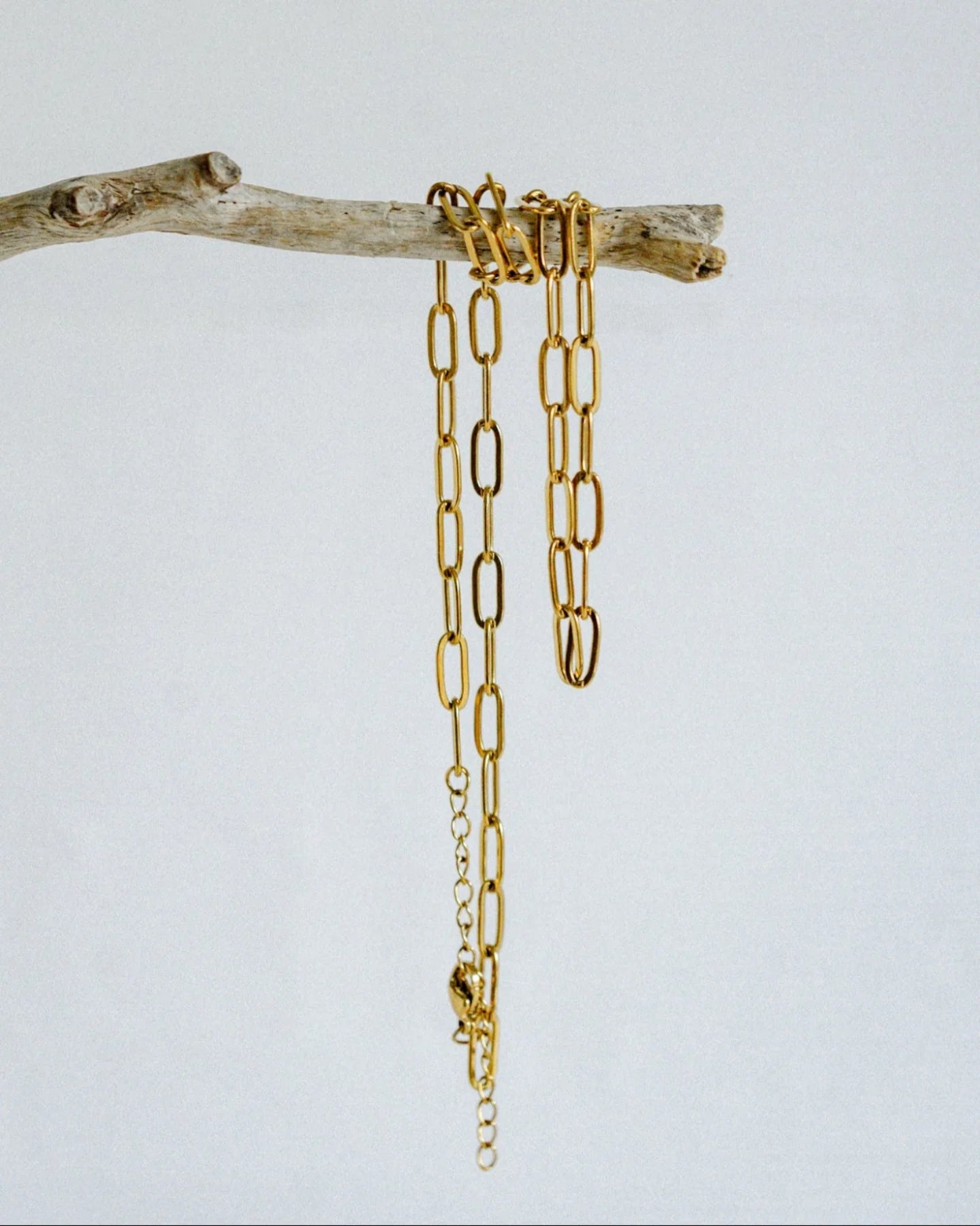 CASTEL & CO | AVA NECKLACE
Effortlessly chic and endlessly versatile, the Ava Necklace features a gold-plated paperclip chain, offering a modern take on a timeless classic. Its sleek, minimalist design makes it perfect for layering or wearing solo as a subtle statement. Whether dressed up or down, this piece adds an elegant edge to any look—a must-have staple for every jewellery collection.
Main material: stainless steel, gold plating
Necklace length: 40 + 5 cm
Waterproof and hypoallergenic
Weight: 5g