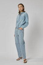 DRICOPER | CHLOE MID RISE BARREL

Mid-rise Barrel Jeans that sit on the hips and are made from sturdy 100% Cotton Denim. Style them with pointe flats or a heel for an elevated look.

Available colours : Pacific Blue &amp; Sunbleach

Model Wears Size 8/Small and is 176cm tall

Composition: 100% Cotton Denim