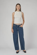 DRICOPER | CHLOE MID RISE BARREL

Mid-rise Barrel Jeans that sit on the hips and are made from sturdy 100% Cotton Denim. Style them with pointe flats or a heel for an elevated look.

Available colours : Pacific Blue &amp; Sunbleach

Model Wears Size 8/Small and is 176cm tall

Composition: 100% Cotton Denim