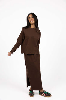 HUMIDITY LIFESTYLE
Comfy, cool and effortlessly wearable. Meet the Banter Skirt – your new fuss-free essential made for daily wear. This skirt features a clean silhouette, comfortable waistband and soft cotton feel that makes it the kind of piece you’ll reach for on repeat. Pair it with sneakers and our Wildfire Long Sleeve Tee for a sporty off-duty look, or mix and match with knits and jackets for effortless layering. Banter is the skirt you’ll want to live in.