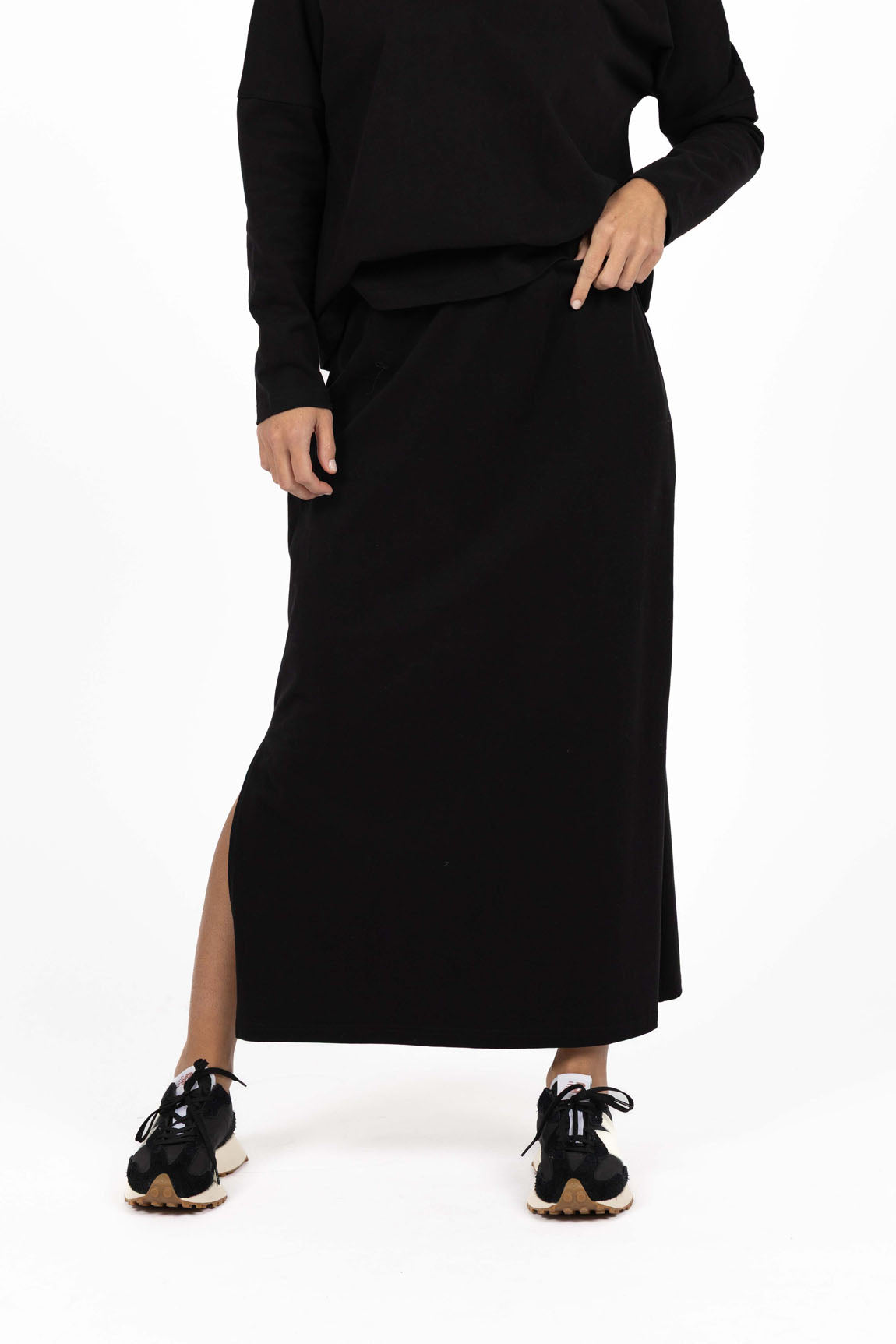 HUMIDITY LIFESTYLE
Comfy, cool and effortlessly wearable. Meet the Banter Skirt – your new fuss-free essential made for daily wear. This skirt features a clean silhouette, comfortable waistband and soft cotton feel that makes it the kind of piece you’ll reach for on repeat. Pair it with sneakers and our Wildfire Long Sleeve Tee for a sporty off-duty look, or mix and match with knits and jackets for effortless layering. Banter is the skirt you’ll want to live in.
