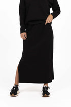 HUMIDITY LIFESTYLE
Comfy, cool and effortlessly wearable. Meet the Banter Skirt – your new fuss-free essential made for daily wear. This skirt features a clean silhouette, comfortable waistband and soft cotton feel that makes it the kind of piece you’ll reach for on repeat. Pair it with sneakers and our Wildfire Long Sleeve Tee for a sporty off-duty look, or mix and match with knits and jackets for effortless layering. Banter is the skirt you’ll want to live in.