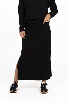 HUMIDITY LIFESTYLE
Comfy, cool and effortlessly wearable. Meet the Banter Skirt – your new fuss-free essential made for daily wear. This skirt features a clean silhouette, comfortable waistband and soft cotton feel that makes it the kind of piece you’ll reach for on repeat. Pair it with sneakers and our Wildfire Long Sleeve Tee for a sporty off-duty look, or mix and match with knits and jackets for effortless layering. Banter is the skirt you’ll want to live in.