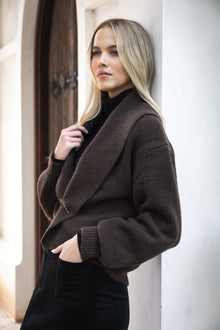 HUMIDITY LIFESTYLE - LIANA CARDI
The Liana Cardi is back. She is a stylish addition to any winter wardrobe, keeping you lovely and warm all season long. Liana offers a nice change from a jacket or coat that can cover everything and take over your whole look. The complementary detachable brass closure allows you to effortlessly switch up your style. Soft balloon sleeves add a touch of femininity and elegance, making this a perfect piece for any occasion.