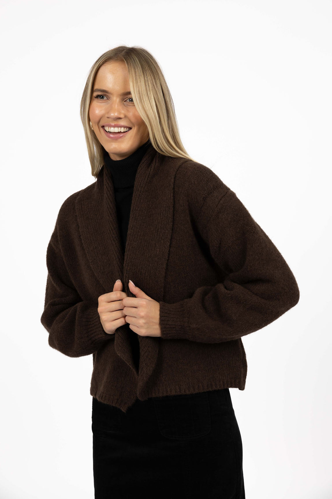 HUMIDITY LIFESTYLE - LIANA CARDI
The Liana Cardi is back. She is a stylish addition to any winter wardrobe, keeping you lovely and warm all season long. Liana offers a nice change from a jacket or coat that can cover everything and take over your whole look. The complementary detachable brass closure allows you to effortlessly switch up your style. Soft balloon sleeves add a touch of femininity and elegance, making this a perfect piece for any occasion.