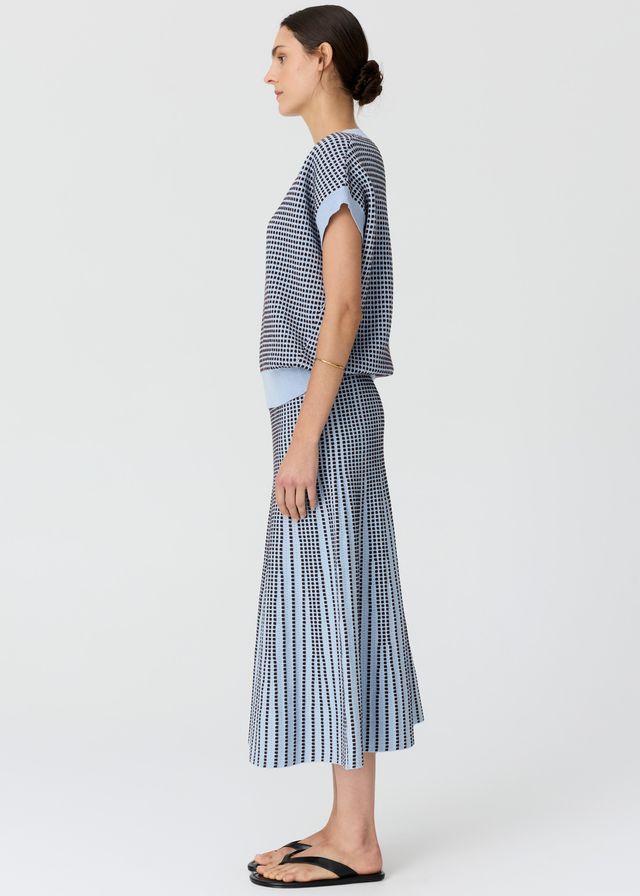 POL Clothing :The Evlyn Knit Skirt is the latest version of a favourite style for us, featuring a midi length full silhouette in breathable linen/cotton.
-Ribbed elastic waist - pull on style.
-Slim fit over the hips, before flaring into a full skirt silhouette.
-Style back with the Evlyn Knit Top.
-55% Linen / 45% Cotton.