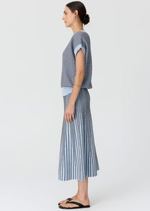 POL Clothing : The Evlyn Knit Top is a lovely t-shirt silhouette that features a contrast tiny square pattern throughout.
-Ribbed v-neckline.
-Dropped armholes - ribbed cuffs.
-Contrast square pattern throughout.
-Relaxed fit through the body - draws in at the ribbed hem.
-Please note: model is a size S wearing a size M.
-Available in Blue/Choc and Choc/Blue.
-Style back with the Evlyn Knit Skirt.
-55% Linen / 45% Cotton.
