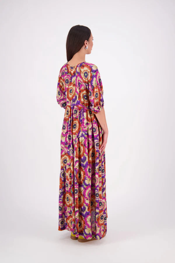 The N-E-S Leah Dress is a full-length maxi designed for elegant ease. It features a subtle bubble sleeve, V-neckline with a 2-button loop placket, and delicate pin pleat detailing at the front. A softly gathered, elasticated back and diagonal seam create fullness through the skirt for floaty movement. Finished with a cotton-lined skirt and side seam pockets, it’s a beautifully balanced blend of comfort and style.
viscoes sateen georgette. Designed 
and made in NZ