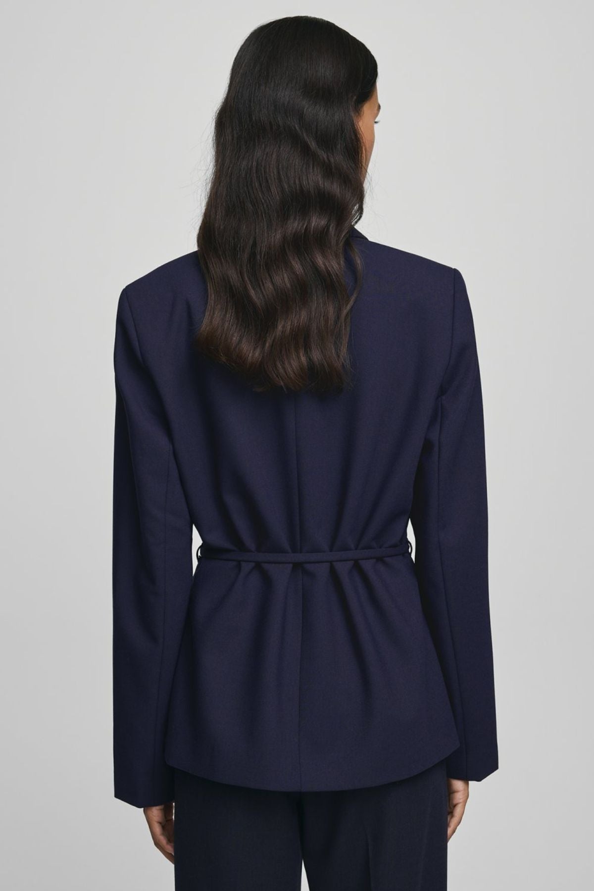 MSCH Freylia Straight Blazer - Modern Tailoring, Two Ways

Clean, considered tailoring with the versatility to make it your own. The MSCH Freylia Straight Blazer is a classic single-breasted blazer reworked with a slim waist belt, giving you the option to wear it straight and relaxed or cinched for a more defined silhouette.