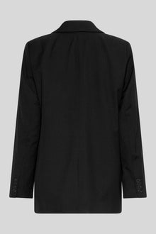 MSCH Machella Blazer - Strong Tailoring, Subtle Detail

A blazer with presence. The MSCH Machella Blazer brings together strong tailoring and an easy oversized silhouette, creating a modern layer that works just as well with denim as it does with tailored separates.