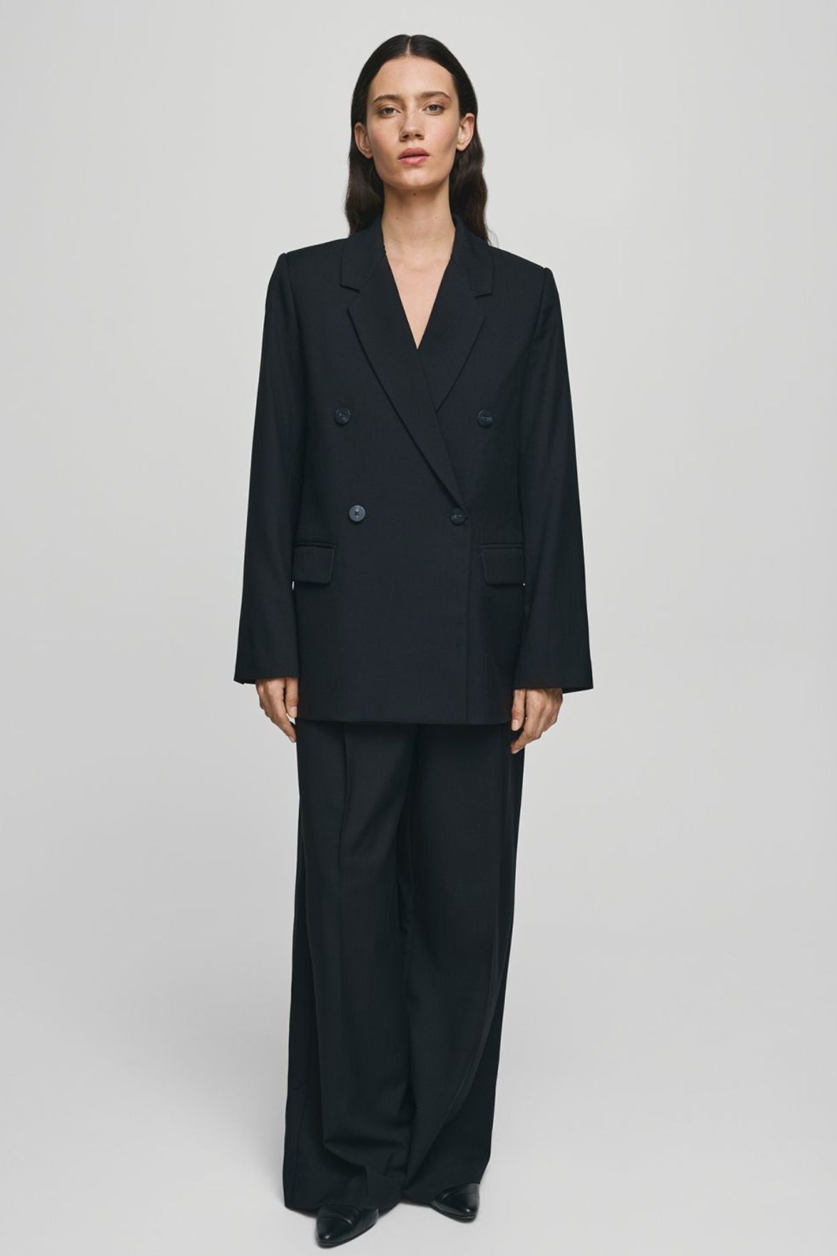 MSCH Machella Blazer - Strong Tailoring, Subtle Detail

A blazer with presence. The MSCH Machella Blazer brings together strong tailoring and an easy oversized silhouette, creating a modern layer that works just as well with denim as it does with tailored separates.