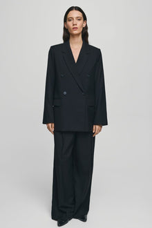MSCH Machella Blazer - Strong Tailoring, Subtle Detail

A blazer with presence. The MSCH Machella Blazer brings together strong tailoring and an easy oversized silhouette, creating a modern layer that works just as well with denim as it does with tailored separates.