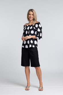 Mode Linen Blend Short - Effortless Shape with Everyday Ease

A refined take on relaxed tailoring. The N-E-S Mode Short delivers the same considered design as the Mode Pant, reworked into an easy, wearable short that balances comfort with a clean, modern silhouette.

Designed and made responsibly in New Zealand