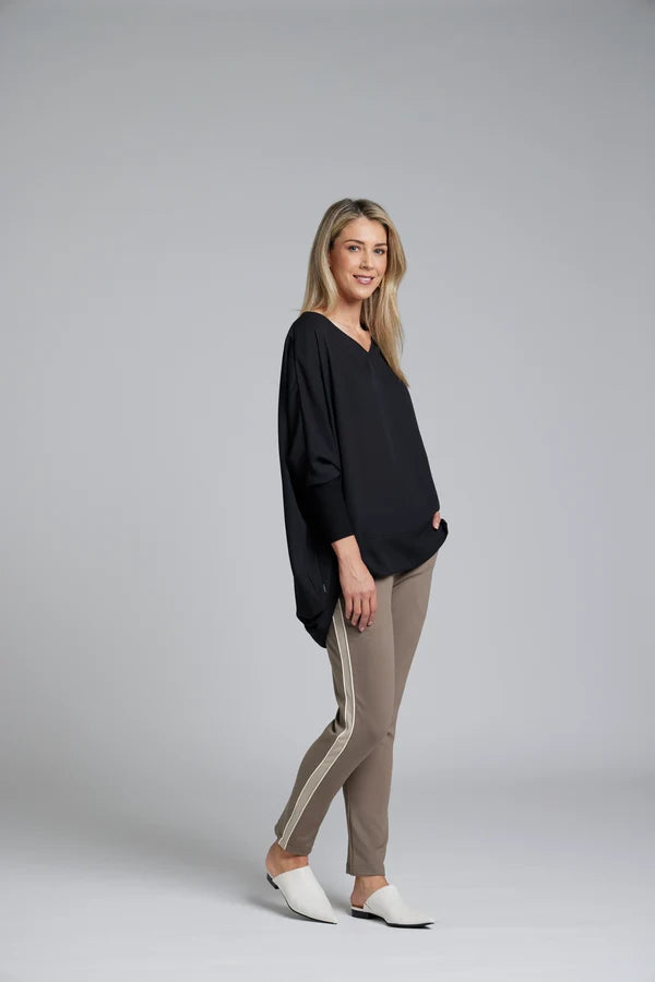 Lilly Piped Pant – Sporty Ease, Polished Detail

A modern N-E-S favourite, the Lilly Piped Pant is designed for women who love comfort but still want a touch of refined style. With its sleek straight leg and flattering 7/8 length, this pant offers an effortlessly polished look with a subtle sport-luxe feel.

Designed and made responsibly in New Zealand