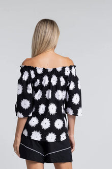 Ease Daisy Top - Relaxed, Feminine and Made to Move

An effortless piece designed for versatility and ease. The N-E-S Ease Top offers a soft, flowing silhouette that can be styled your way - bringing a sense of ease and femininity to everyday dressing.

Designed and made responsibly in New Zealand