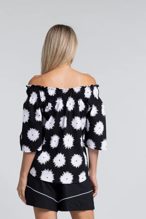 Ease Daisy Top - Relaxed, Feminine and Made to Move

An effortless piece designed for versatility and ease. The N-E-S Ease Top offers a soft, flowing silhouette that can be styled your way - bringing a sense of ease and femininity to everyday dressing.

Designed and made responsibly in New Zealand