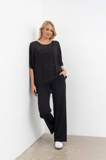 A top-selling N-E-S favourite, the Reflex Tunic is a contemporary evolution of our best-selling Vanotti, bringing a fresh take to the relaxed, effortless style our customers love.
Colours: Black, Ink, Jade
Sizing: S, M, L (this top is oversized) S will fit an XS-M depending on how you like to wear your tops. L will fit L-XXL.
Fabric: Poly Chiffon