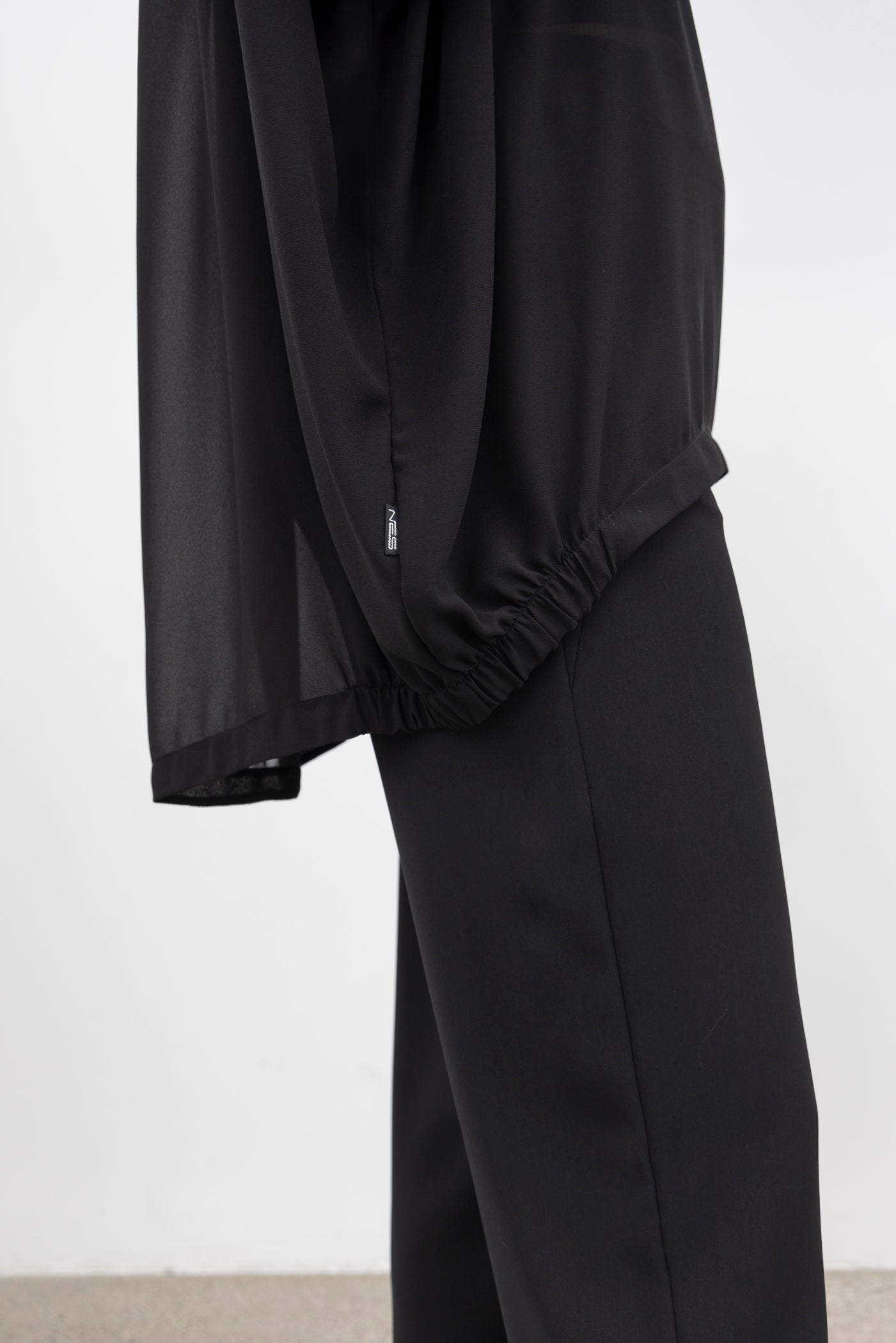 A top-selling N-E-S favourite, the Reflex Tunic is a contemporary evolution of our best-selling Vanotti, bringing a fresh take to the relaxed, effortless style our customers love.
Colours: Black, Ink, Jade
Sizing: S, M, L (this top is oversized) S will fit an XS-M depending on how you like to wear your tops. L will fit L-XXL.
Fabric: Poly Chiffon