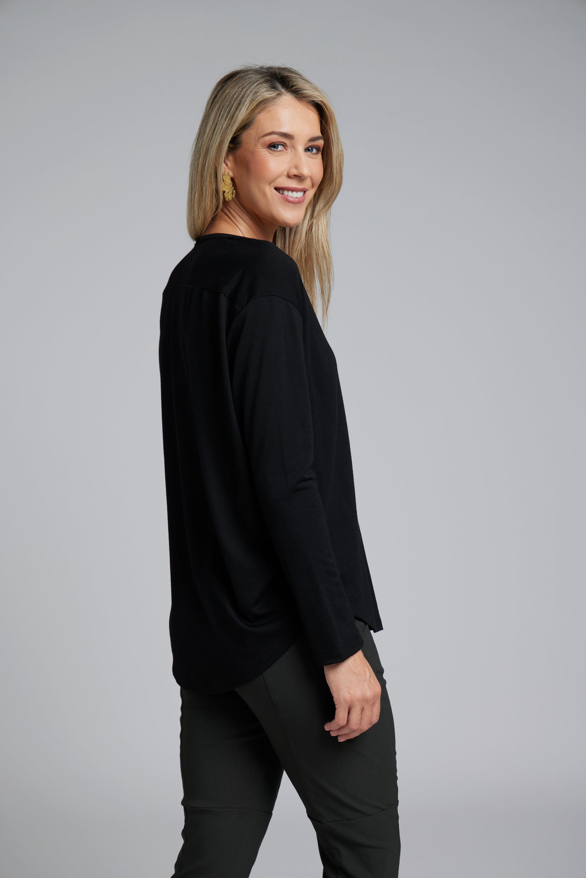 The NES Reya Top by N-E-S – a soft 100% merino long sleeve top with scoop neck, curved hem and bias cut sleeves. A winter essential. NZ made.