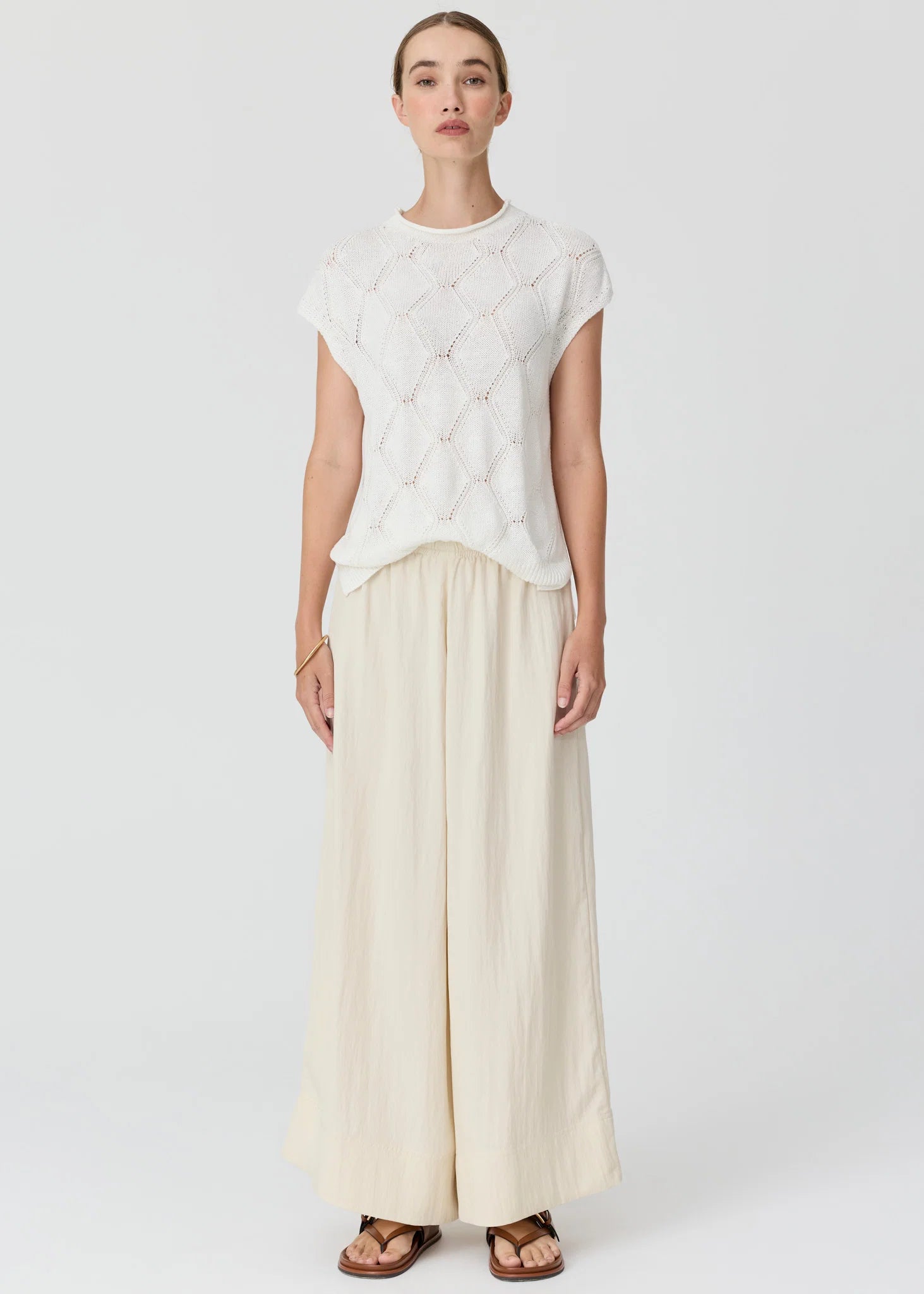POL CLOTHING
The Rosin Cable Knit is an elevated knit top made in a cotton/linen blend perfect for Spring.
-Round neckline with rolled edge.
-Extended shoulder creates a cap sleeve effect.
-Diamond shape stitch with pointelle detains throughout.
-Relaxed fit.
-Ribbed hem.
-Longerline silhouette with side splits for easy tucking.
available in choc and white