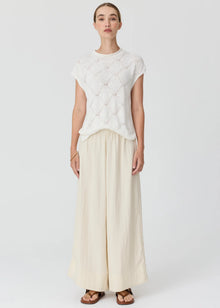POL CLOTHING
The Rosin Cable Knit is an elevated knit top made in a cotton/linen blend perfect for Spring.
-Round neckline with rolled edge.
-Extended shoulder creates a cap sleeve effect.
-Diamond shape stitch with pointelle detains throughout.
-Relaxed fit.
-Ribbed hem.
-Longerline silhouette with side splits for easy tucking.
available in choc and white