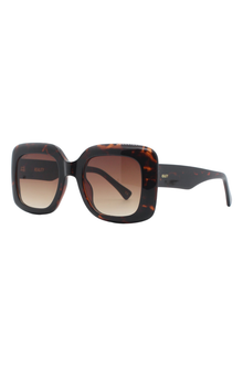 REALITY EYEWEAR
The Camden is oversized, unapologetic, and effortlessly cool. A bold square frame that taps into the raw, eclectic energy of London – where vintage clashes with modern, and personal style is everything.