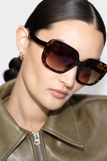 REALITY EYEWEAR
Last Dance is pure vintage glamour, reimagined for now. With its oversized 70s-inspired silhouette, this statement frame is all about bold proportions and effortless attitude. The softly sculpted shape flatters the face, while the signature curved arms add a distinctive finish that feels both elevated and comfortable