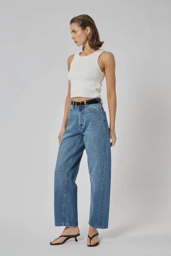 DRICOPER | ZELLA BARREL RODEO JEANS

A high-rise Barrel Jeans crafted from sturdy 100% Cotton Denim. A relaxed curved leg that continues to the ankle and gives an elevated look if styled with heel or pointy flats.

Available colours : Rodeo Blue &amp; Sunbleach

Model Wears Size 8/Small and is 176cm tall

Composition: 100% Cotton Denim