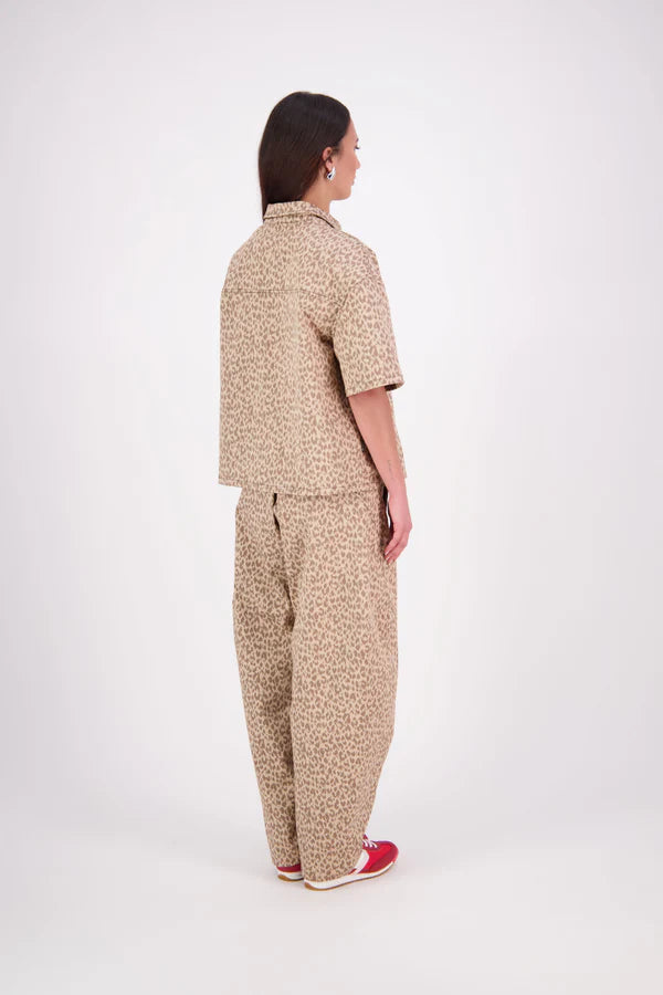 The N-E-S Demi Pant brings a fresh utilitarian feel to everyday dressing, featuring the much-loved Gin Pant upper. With a side seam zip, elasticated back waistband for comfort, and front pockets, it’s finished with barrel-style seams that taper at the hem for a flattering shape. Contrast topstitching adds a bold, modern touch. An easy-wearing style designed for movement and versatility.
Composition: cotton, lycra
Designed and Made in NZ