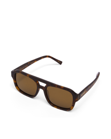 The Del Ray by BANBE are contemporary aviator sunglasses designed to bring a bold, modern edge to your accessories collection.
