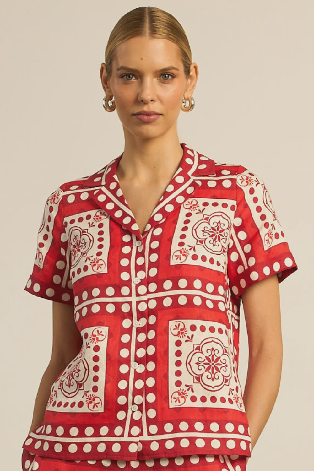 ZOE KRATZMANN | LUMEN TOP
an easy-fitting style defined by a traditional collar, subtle side splits, and porcelain shell buttons for contrast. designed for elevated everyday wear, it’s a piece that travels well and transitions with ease. finished in the distinguished scarf print, inspired by worldwide journeys.100% linen
easy-fitting, classic silhouette
traditional collar with subtle side splits at hem
ideal for travel or everyday wear
bespoke and distinguished scarf print, inspired by worldwide travels
