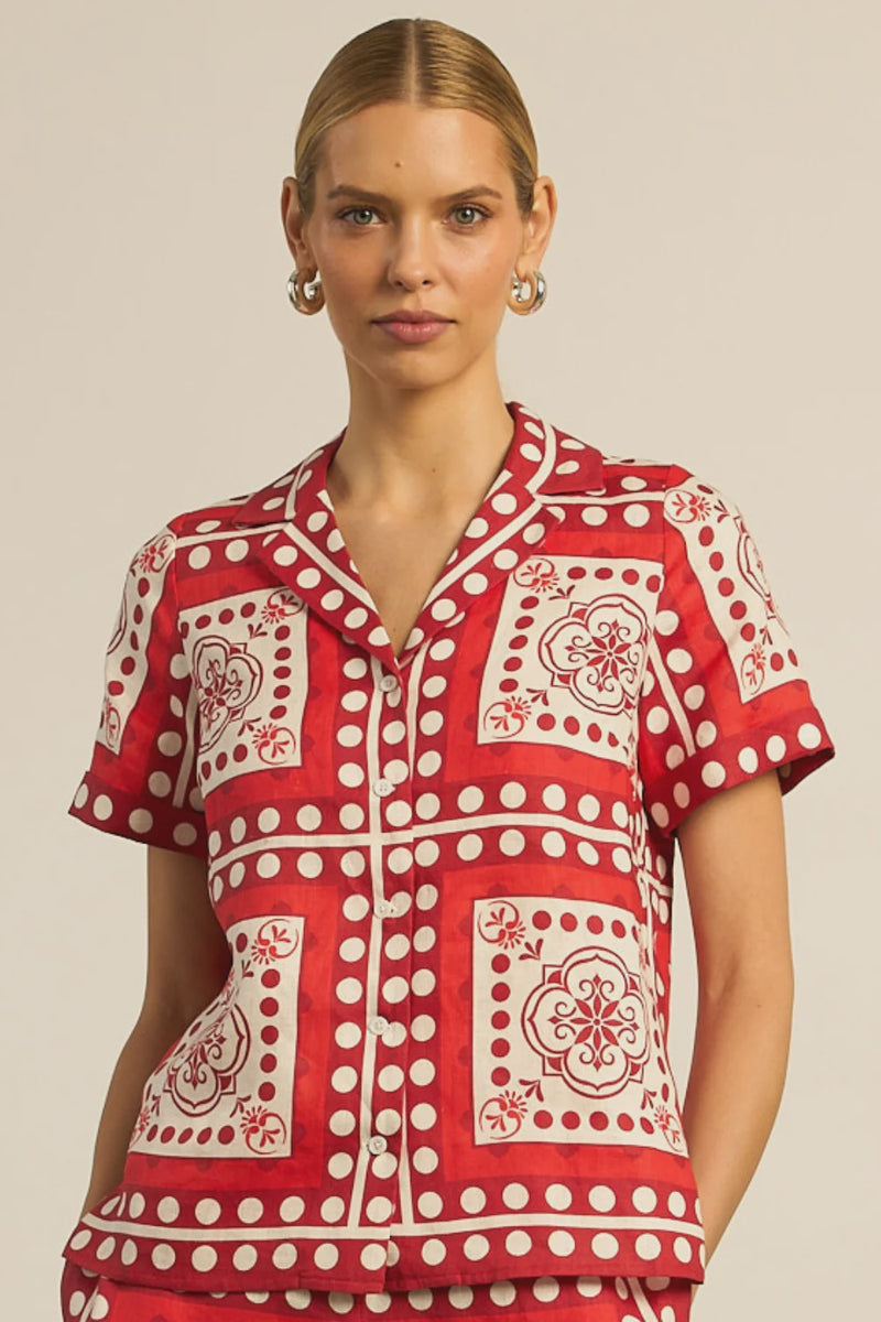 ZOE KRATZMANN | LUMEN TOP
an easy-fitting style defined by a traditional collar, subtle side splits, and porcelain shell buttons for contrast. designed for elevated everyday wear, it’s a piece that travels well and transitions with ease. finished in the distinguished scarf print, inspired by worldwide journeys.100% linen
easy-fitting, classic silhouette
traditional collar with subtle side splits at hem
ideal for travel or everyday wear
bespoke and distinguished scarf print, inspired by worldwide travels
