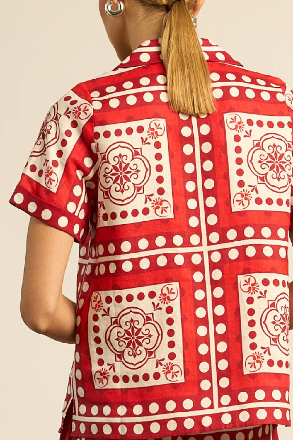 ZOE KRATZMANN | LUMEN TOP
an easy-fitting style defined by a traditional collar, subtle side splits, and porcelain shell buttons for contrast. designed for elevated everyday wear, it’s a piece that travels well and transitions with ease. finished in the distinguished scarf print, inspired by worldwide journeys.100% linen
easy-fitting, classic silhouette
traditional collar with subtle side splits at hem
ideal for travel or everyday wear
bespoke and distinguished scarf print, inspired by worldwide travels