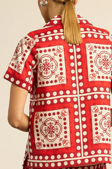 ZOE KRATZMANN | LUMEN TOP
an easy-fitting style defined by a traditional collar, subtle side splits, and porcelain shell buttons for contrast. designed for elevated everyday wear, it’s a piece that travels well and transitions with ease. finished in the distinguished scarf print, inspired by worldwide journeys.100% linen
easy-fitting, classic silhouette
traditional collar with subtle side splits at hem
ideal for travel or everyday wear
bespoke and distinguished scarf print, inspired by worldwide travels