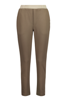 Lilly Piped Pant – Sporty Ease, Polished Detail

A modern N-E-S favourite, the Lilly Piped Pant is designed for women who love comfort but still want a touch of refined style. With its sleek straight leg and flattering 7/8 length, this pant offers an effortlessly polished look with a subtle sport-luxe feel.

Designed and made responsibly in New Zealand