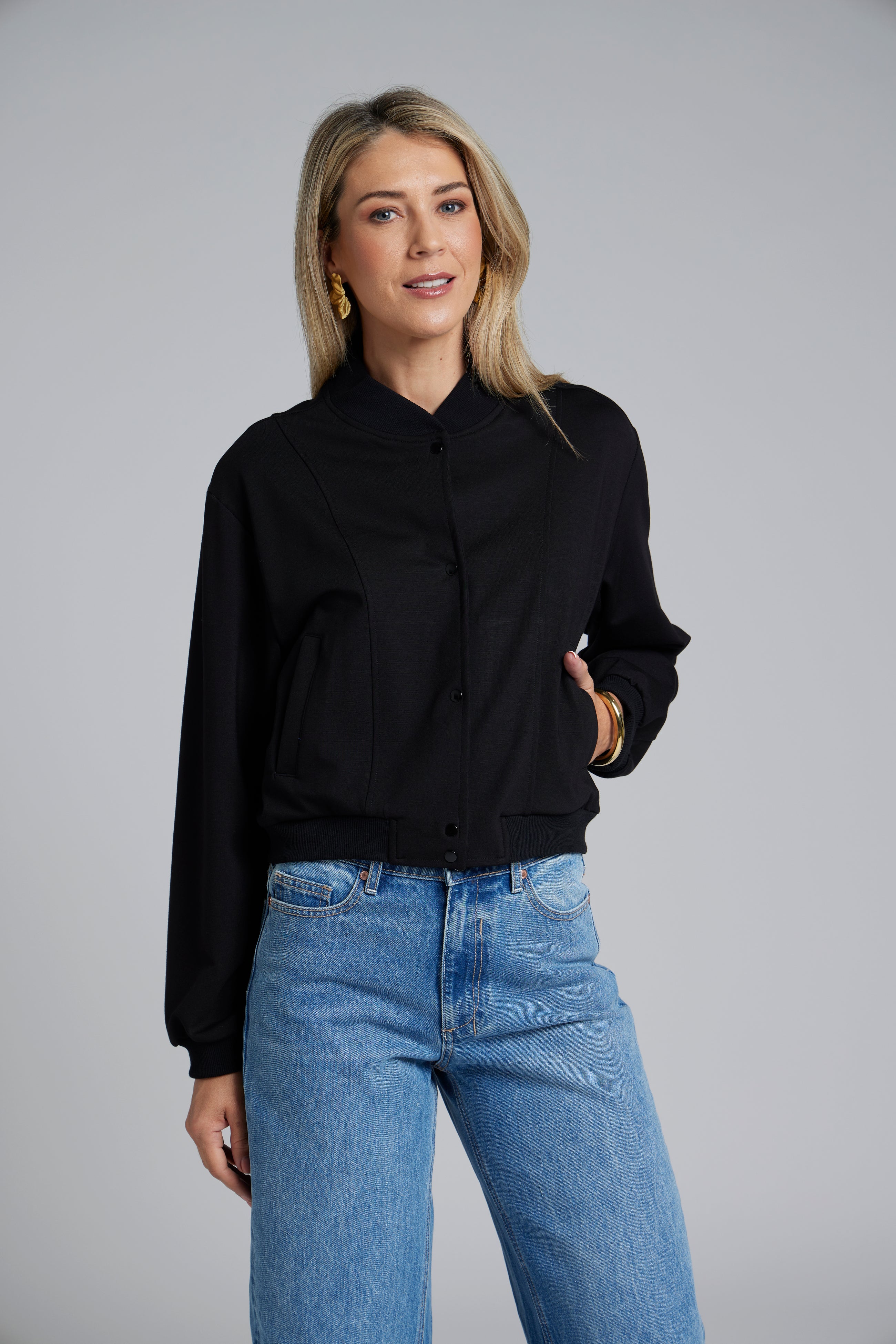 The NES Zadie Bomber by N-E-S – a clean ponte bomber with cotton rib trims and snap domes. Modern, versatile and NZ made. Available in Black or Latte.