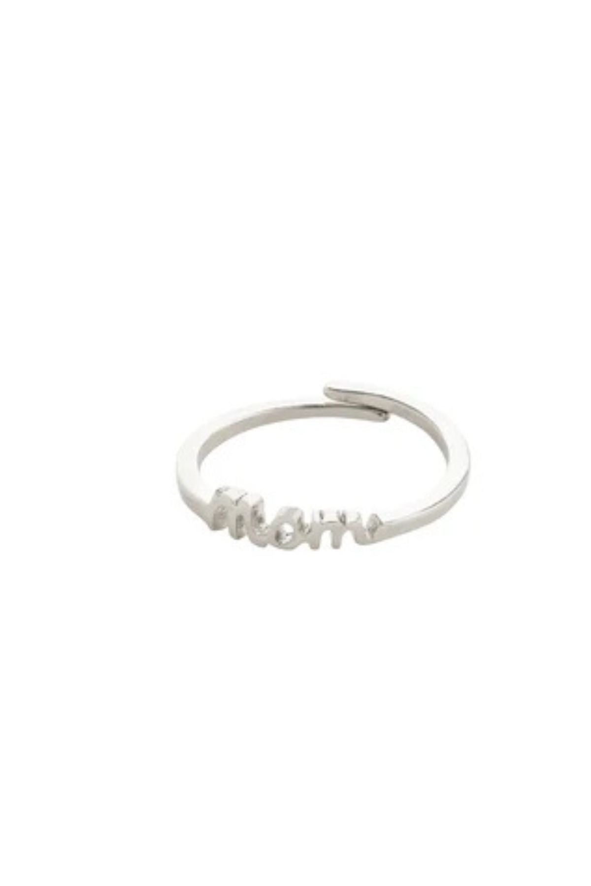 PILGRIM | LULU MOM RING

Celebrate Mom! The silver-plated Lulu ring with 'Mom' is a beautiful tribute to love and family. Perfect as a meaningful gift for someone you cherish or for yourself as a reminder of a mother's special role. The simple and understated design makes the ring easy to wear alone or layered with others for a personal touch. Crafted from 99% recycled material – a thoughtful choice that cares for the planet.