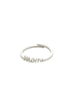 PILGRIM | LULU MOM RING

Celebrate Mom! The silver-plated Lulu ring with 'Mom' is a beautiful tribute to love and family. Perfect as a meaningful gift for someone you cherish or for yourself as a reminder of a mother's special role. The simple and understated design makes the ring easy to wear alone or layered with others for a personal touch. Crafted from 99% recycled material – a thoughtful choice that cares for the planet.
