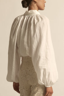 Zoe Kratzmann Sincere Top
A elevated essential with feminine nuance. the solstice top refines a wardrobe staple through light weight ramie fabric, proportion and thoughtful detail.