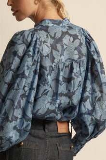 Zoe Kratzmann Vista top 
A refined transitional essential. the vista top balances softness and structure for effortless autumn–winter dressing.