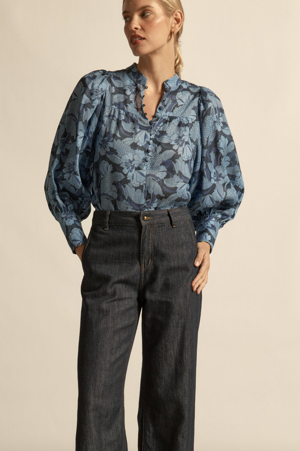Zoe Kratzmann Vista top 
A refined transitional essential. the vista top balances softness and structure for effortless autumn–winter dressing.
